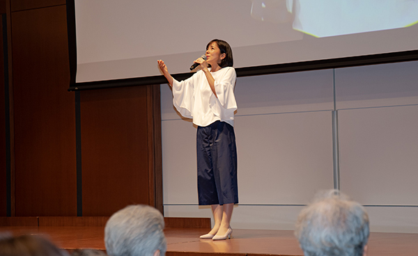 講演の様子3_歌