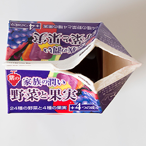 開封後も内側のアルミ箔は本体につながったままになりますので、注ぎ口からアルミ箔が見える場合がありますが、問題ございません。開封後は立てて保存してください。